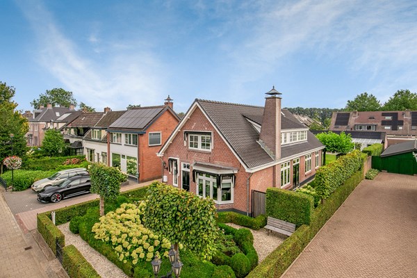 Royaal wonen op een royaal perceel met bijgebouw in het hart van Renswoude. 